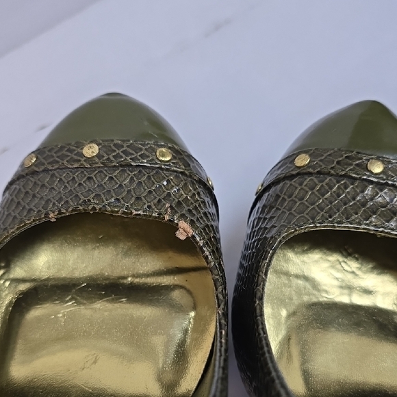 Qupid Olive and Gold Textured Heels - Picture 6 of 7